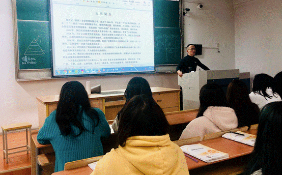 图片包含 人, 室内, 人们, 桌子描述已自动生成